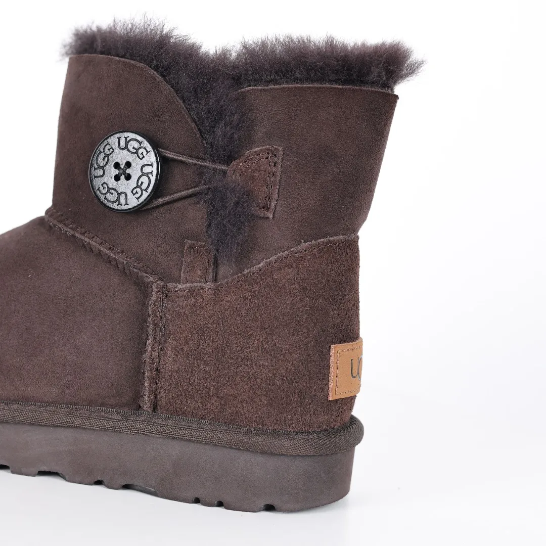 Pick up locally 💰540 The core recommendation is good price UGG basic Bailey twist style Xiaohongshu hot style Henan Longfeng leather production Sheepskin integrated top quality in the market 2-3 cm cashmere insole to keep warm in winter and a very suitable choice for home use UUG has launched a style series in the new year, which is partially geared towards the preferences of young consumers and has also moved to the forefront of fashion trends. Shoe body material Water-repellent coated suede upper 17mm UGGPURE™ implanted wool insole Lightweight non-slip comfortable rubber outsole With brand LOGO Trademark Comes with full packaging Size: 35 36 37 38 39 40